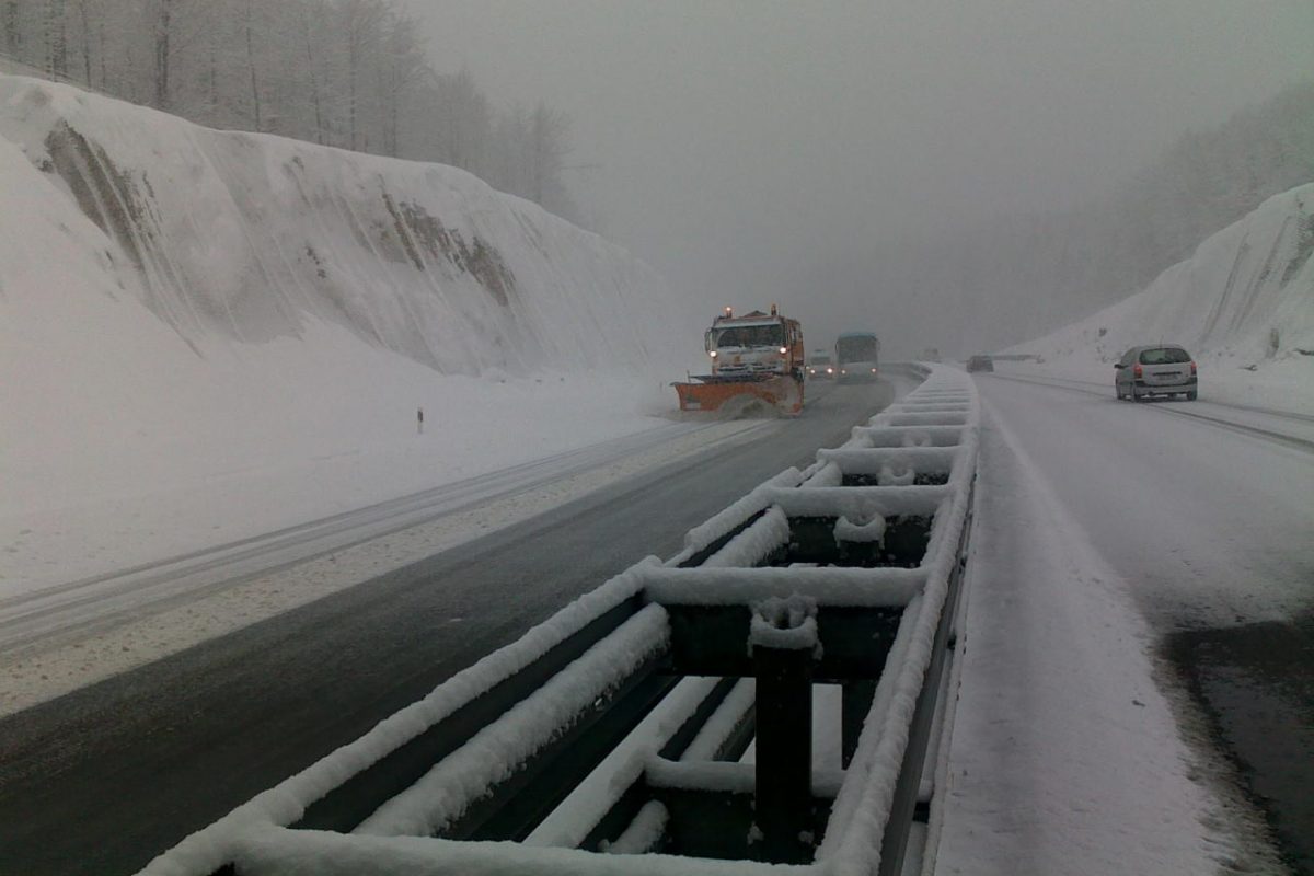 Zbog nepoštivanja zimskih uvjeta na cestama sankcionirano 40 vozača teretnjaka