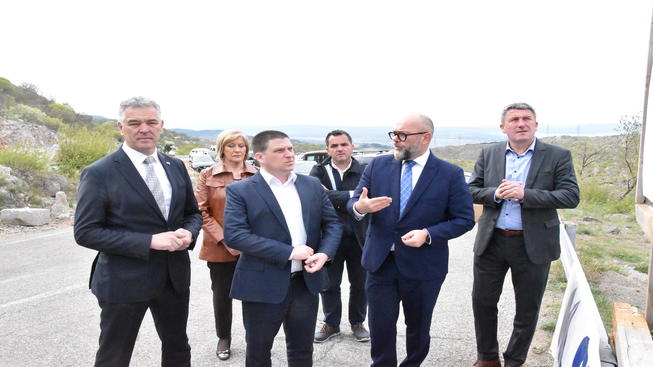 Ministar Butković obišao dionicu Oštrovica – Meja: bitno je ulagati u sigurnost državnih cesta