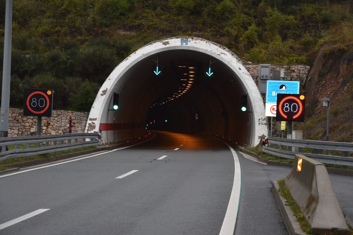 Kako sigurno voziti u tunelima