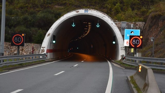 Kako sigurno voziti u tunelima