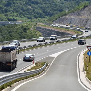 Apel vozačima: hitni koridor i sigurnosni razmak