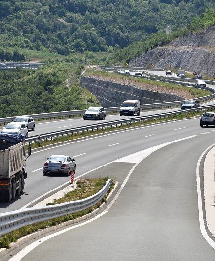 Apel vozačima: hitni koridor i sigurnosni razmak