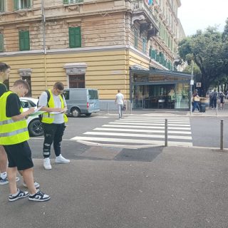 Vozači češće propuštaju pješake, ali jedni i drugi previše gledaju u mobitel
