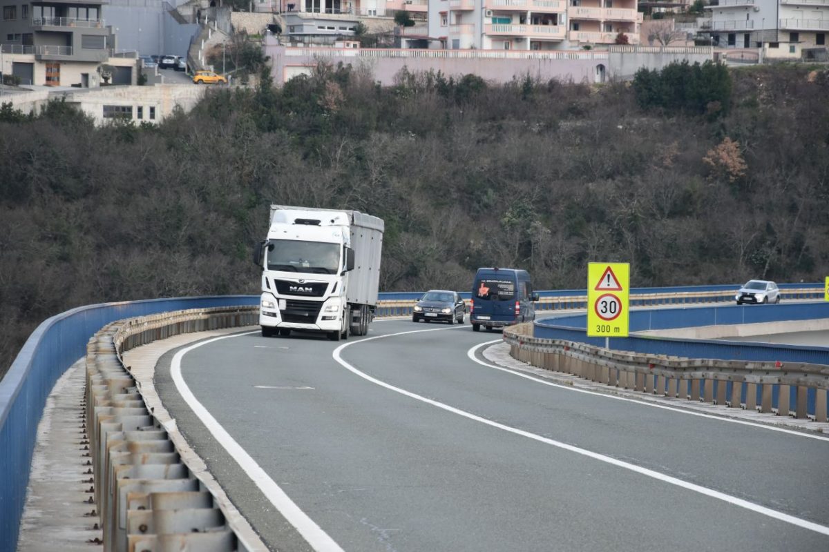 Autobusi po propisu, više od pola teretnjaka u prekršaju