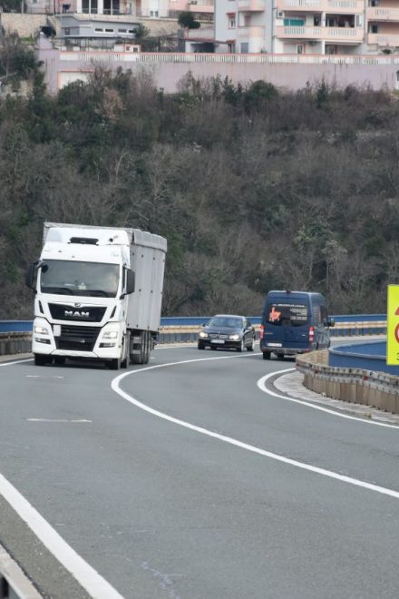 Autobusi po propisu, više od pola teretnjaka u prekršaju