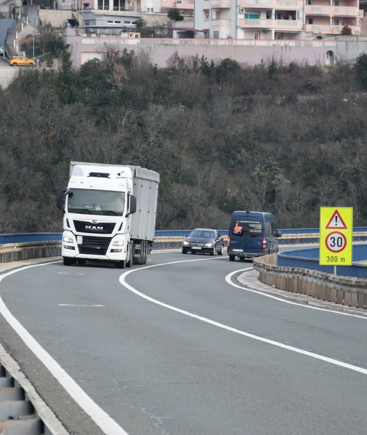Autobusi po propisu, više od pola teretnjaka u prekršaju